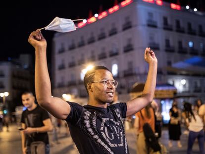 Un chico celebra el fin del uso obligatorio de la mascarilla en espacios abiertos en la Puerta del Sol, en Madrid.