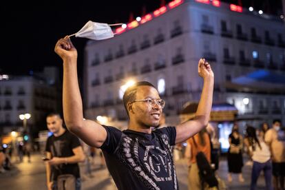 Un chico celebra el fin del uso obligatorio de la mascarilla en espacios abiertos en la Puerta del Sol, en Madrid.