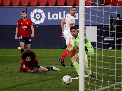De Jong anota el segundo gol del Sevilla.