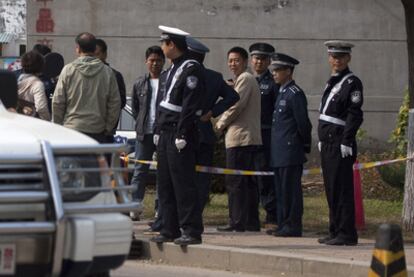 Oficiales de policía chinos bloquean el acceso a la prisión donde se halla Liu Xiaobo.