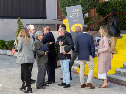 Accionistas de Ferrovial conversan antes de entrar a la junta de este jueves en Madrid.