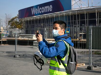 Un visitante al MWC del año pasado, cuando se anunció su cancelación.