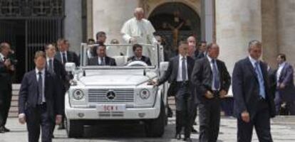 El papa Francisco saluda a los fieles durante la audiencia general de los mircoles en la plaza de San Pedro del Vaticano.