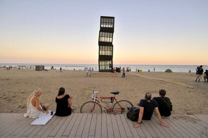 La escultura 'La estrella herida', de Rebecca Horn, en la playa de la Barceloneta (Barcelona).