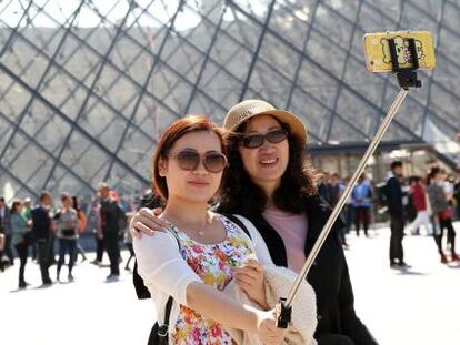Turistas en el museo del Louvre.