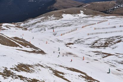 La estación de La Molina (Girona), en plena temporada, muestra una gran escasez de nieve.