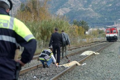 Los cuerpos de las víctimas yacen en las vías tras el atropello.