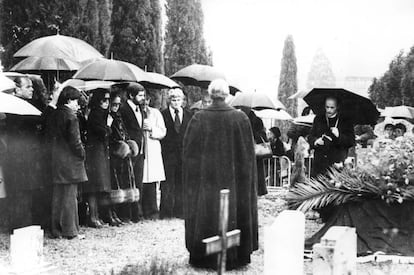 La familia de Chaplin durante el pequeño funeral privado que organizaron en 1977. Su viuda, Oona, está a la izquierda, con gafas negras y las manos agarradas. Fue en el cementerio Corsier-sur-Vevey, en Suiza. Dos meses después fue robado el cuerpo.