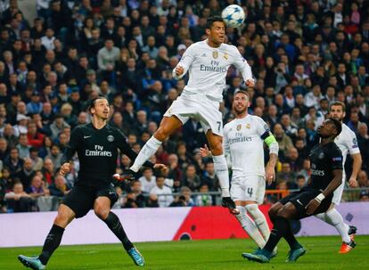 El delantero portugués del Real Madrid Cristiano Ronaldo (c) cabecea el balón ante su compañero, Sergio Ramos (2d), y los jugadores del París Saint-Germain, el sueco Zlatan Ibrahimovic (i) y Serge Aurier (d).