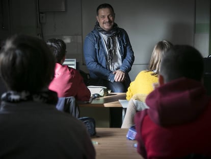 El policía local Tomás Calamardo, en una charla en el instituto Antonio Gaudí de Coslada. 