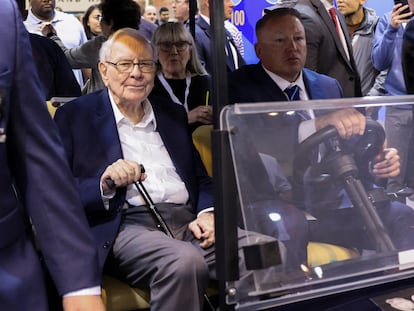 El presidente de Berkshire Hathaway, Warren Buffett, asiste a la feria paralela a la junta anual de accionistas en Omaha (Nebraska), este viernes.