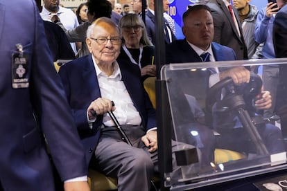 El presidente de Berkshire Hathaway, Warren Buffett, asiste a la feria paralela a la junta anual de accionistas en Omaha (Nebraska), este viernes.