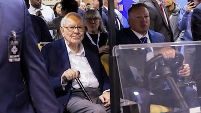 El presidente de Berkshire Hathaway, Warren Buffett, asiste a la feria paralela a la junta anual de accionistas de Berkshire Hathaway en Omaha (Nebraska), este viernes.