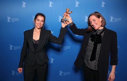 María Zamora y Carla Simón posan con el Oso de Oro en la pasada Berlinale, tras el triunfo de 'Alcarràs' en el festival de cine.