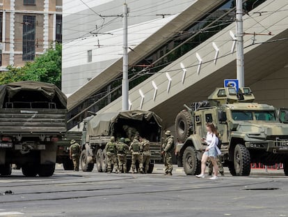 Unos militares de la empresa militar privada Wagner Group patrullan una calle de Rostov del Don, en el sur de Rusia, el 24 de junio.