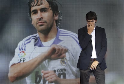 Raúl llora durante el acto de despedida en el Real Madrid.