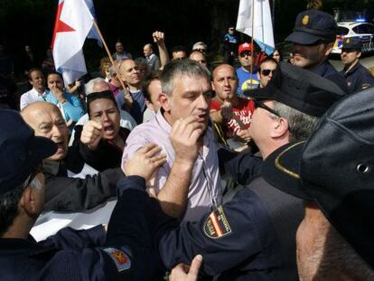 El alcalde de San Sadurni&ntilde;o, Secundino Casal (BNG), se encara a los agentes de la Polic&iacute;a Nacional que retienen la protesta durante el acto.