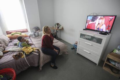 Yoselyn y su hijo Edward, en la habitación donde duermen en el piso del centro residencial de Cáritas.