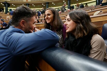 El portavoz de ERC, Gabriel Rufián conversa con la ministra de Igualdad en funciones, Irene Montero, y  con la ministra en funciones de Asuntos Sociales, Ione Belarra, antes del inicio del debate de investidura de Pedro Sánchez. 