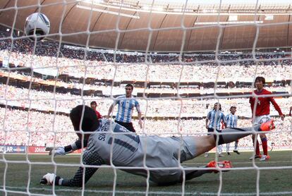 El nueve de Argentina marca otro gol frente a Corea del Sur.