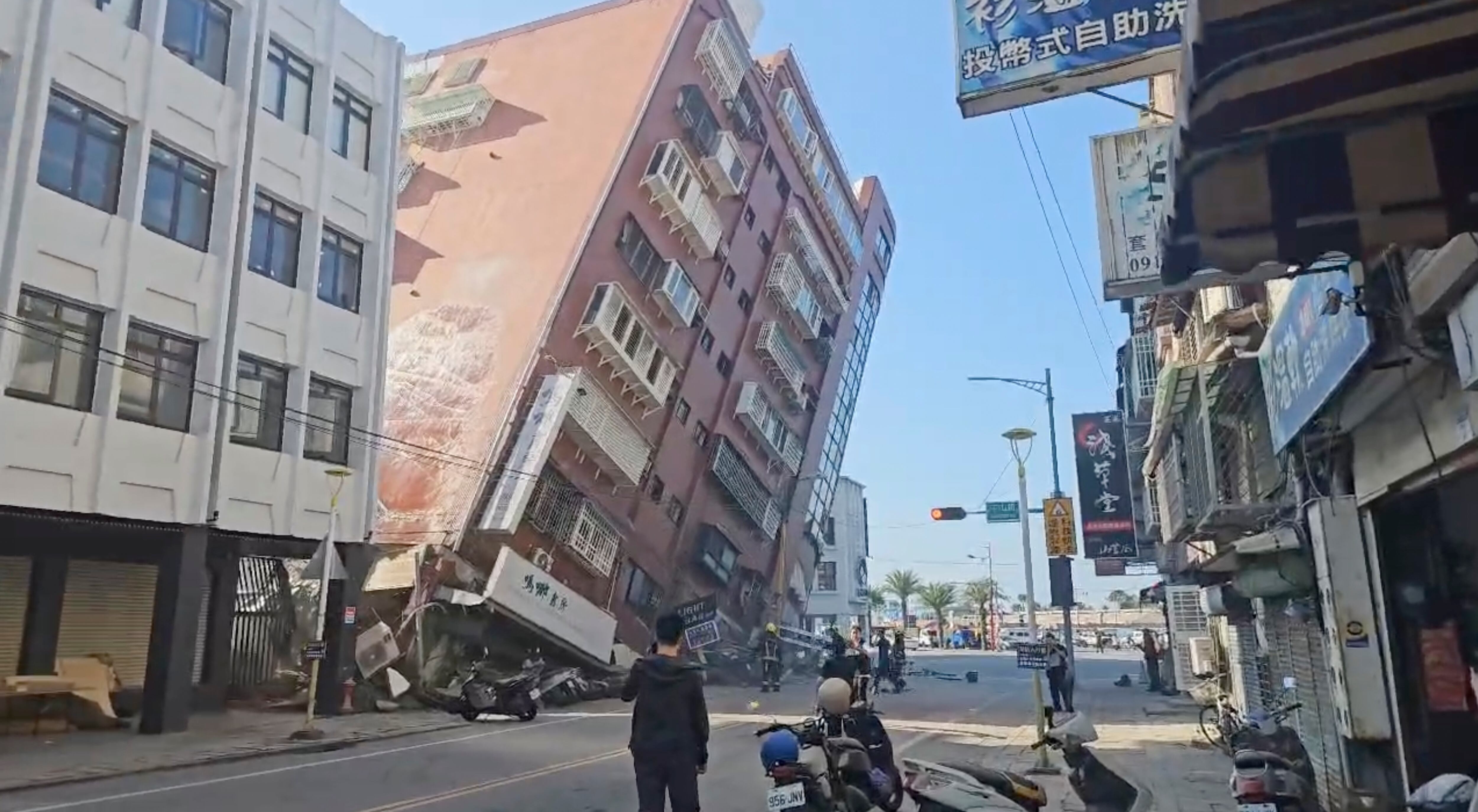 Captura del canal de televisión TVBS donde se muestra un edificio parcialmente derrumbado en Hualien, este miércoles. 