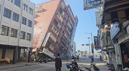Captura del canal de televisión TVBS donde se muestra un edificio parcialmente derrumbado en Hualien, este miércoles. 