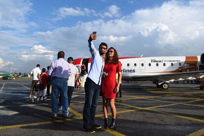 Monika Shahi Nath y su marido Ramesh Nath Yogi se sacan un selfi antes de tomar un avin en Katmand (Nepal).