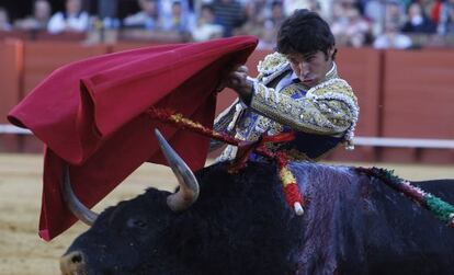Corrida correspondiente a la Feria de Abril de Sevilla de 2012. Cayetano Rivera Ordóñez en un pase de pecho, en el segundo de la tarde.