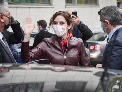 La presidenta de la Comunidad de Madrid, Isabel Díaz Ayuso, saluda a su salida de la inauguración del ciclo de conferencias sobre política económica regional en Pamplona, este viernes.