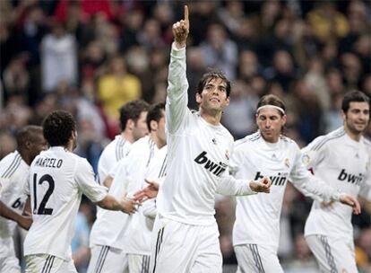 Kaká, aún todavía lejos de su mejor fútbol, celebra uno de los goles marcados anoche al Villarreal