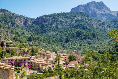 Las estrictas normas de remodelación urbanística que mantiene este pueblo de 700 habitantes enclavado en el valle de Sóller, en plena Sierra de la Tramontana, al noroeste de Mallorca, explican el excelente estado de conservación de sus casas de montaña, distribuidas en diferentes alturas. Las calles empedradas de Fornalutx invitan a pasear –a pesar las cuestas y los escalones– entre palmeras, naranjos y cipreses, y bajo el imponente perfil rocoso de Els Cornadors.