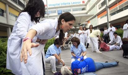 'Performance' de trabajadores del Infanta Leonor contra la privatización.