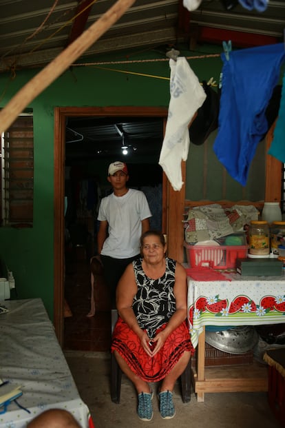 Joshuar con su abuela, Yolanda, en la terraza techada de la casa, que hace las veces de tienda. 