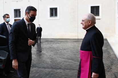 Sánchez (a la izquierda) y su esposa fueron recibidos a su llegada por el regente de la Casa Pontificia, monseñor Leonardo Sapienza, en el Patio de San Dámaso.