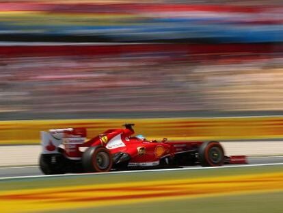Fernando Alonso rueda líder en Montmeló.
