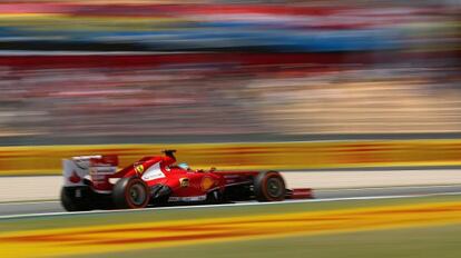 Fernando Alonso rueda líder en Montmeló.