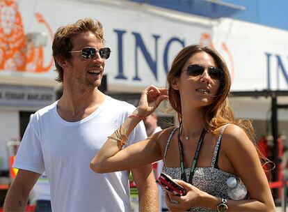 El líder del Mundial, Jenson Button, pasea junto a su novia, la modelo Jessica Michibata, por el circuito de Hungaroring.