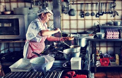 La cocinera Aida Armas en plena faena en los fogones.