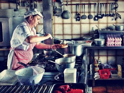 La cocinera Aida Armas en plena faena en los fogones.