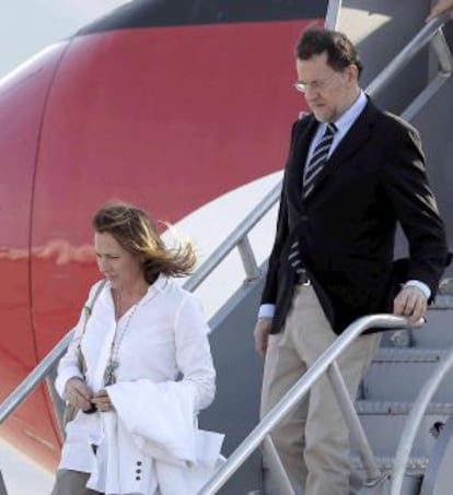 El presidente del gobierno Mariano Rajoy y su esposa, Elvira Fernández, a su llegada este domingo al aeropuerto internacional de Los Cabos.