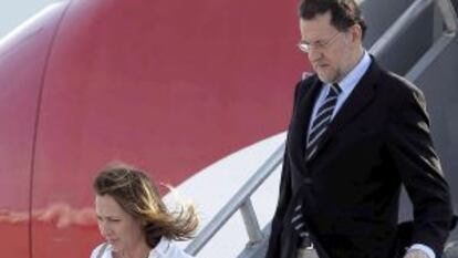 El presidente del gobierno Mariano Rajoy y su esposa, Elvira Fernández, a su llegada este domingo al aeropuerto internacional de Los Cabos.