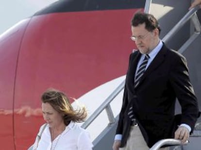 El presidente del gobierno Mariano Rajoy y su esposa, Elvira Fernández, a su llegada este domingo al aeropuerto internacional de Los Cabos.