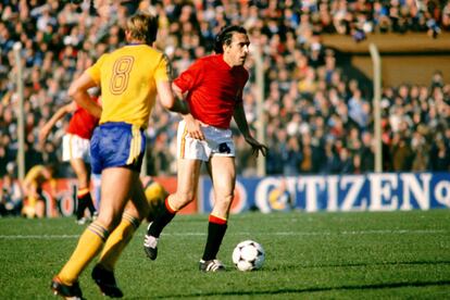 11 de junio de 1978. Juan Manuel Asensi lleva la pelota en partido contra Suecia, la única victoria española. El paso de España por Argentina se saldó con una victoria ante Austria (1-2), empate a cero con Brasil y victoria ante Suecia (1-0).
