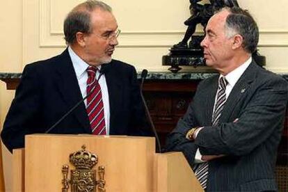 Pedro Solbes conversa con el presidente de la Federación de Municipios y Provincias, Heliodoro Gallego.