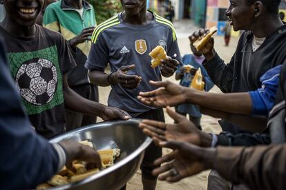 Momento de la merienda. Todas las tardes, entre las actividades deportivas y educativas de la Casa de la Estación, se ofrece a los niños un bocadillo.