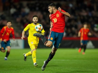 Rafa Mir controla un balón con la Sub-21.