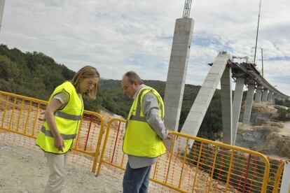 Ana Pastor, junto al alcalde de Ba&ntilde;os de Molgas, en su visita ayer a las obras del AVE en este municipio ourensano.