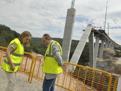 Ana Pastor, junto al alcalde de Baños de Molgas, en su visita ayer a las obras del AVE en este municipio ourensano.