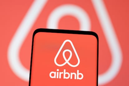 Foto de archivo del logo de Airbnb en un dispositivo móvil.