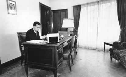 Julio Fern&aacute;ndez Gayoso en su despacho, tras su primer ascenso en el a&ntilde;o 1958, de la entonces Caja de Ahorros de Vigo 